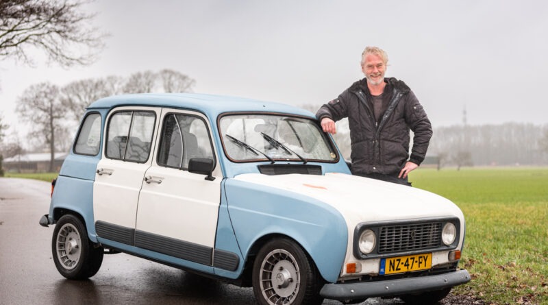 Folkert Sikkema met zijn Renault 4. © Nico Brons